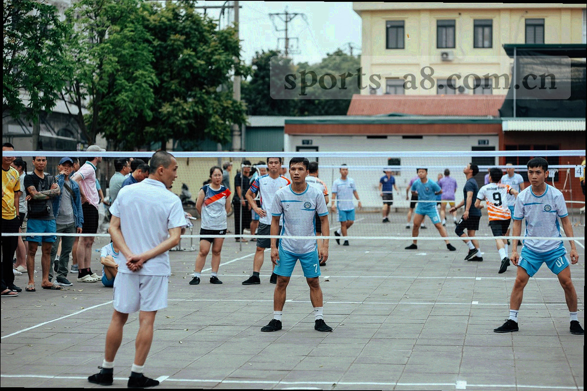 移动设备与拼接大屏之间的连接示意，暗环境下屏幕发光，无品牌商标