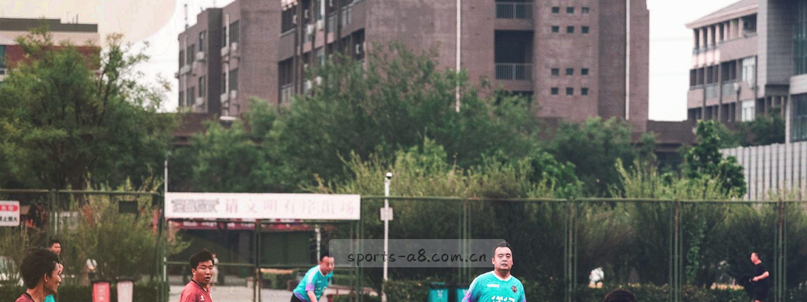 深色背景上浅色纸张层叠与细线印刷纹理的抽象特写，边缘带轻微光晕，画面没有文字